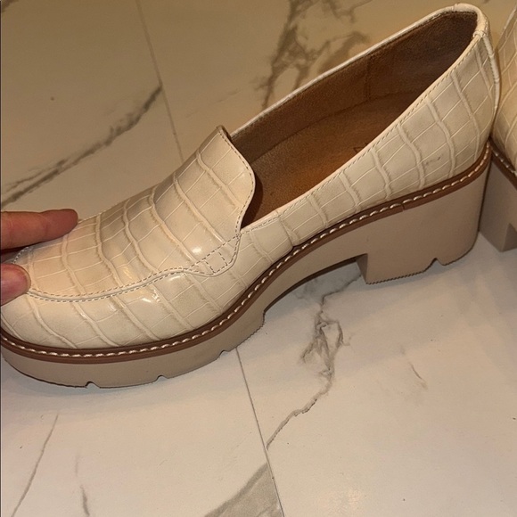 Naturalizer Cream Loafers with Moccasin Toe and Flexible Sole - Picture 5 of 5